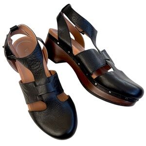 EUC Vionic Leather Faye Sandals Black Size 7